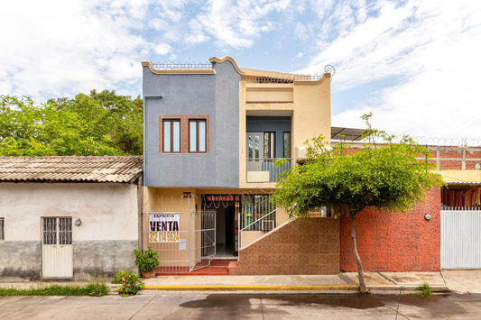 Casa con Oficinas en Tecomán