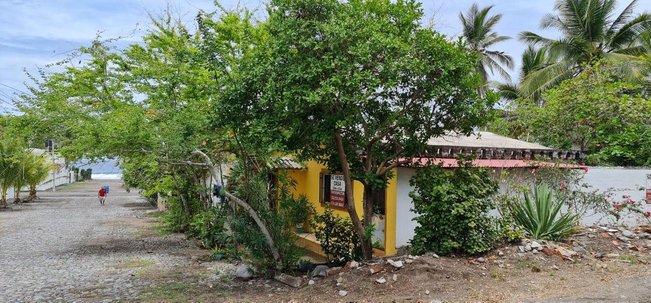 Casa a Media Cuadra del Mar en Cuyutlán